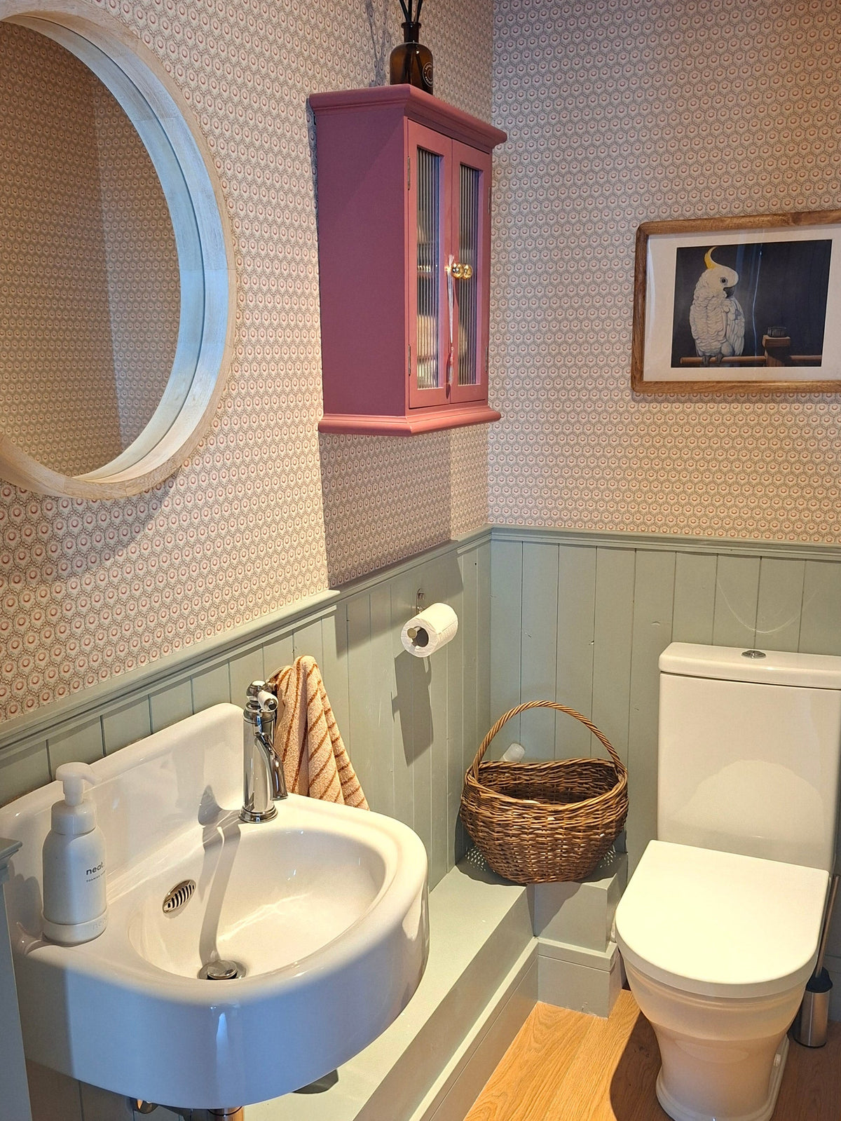 Baker Lifestyle Hawkbury Denbury Wallpaper, Burlington Arcade curved basin, Little Greene, Melody Maison reeded cabinet